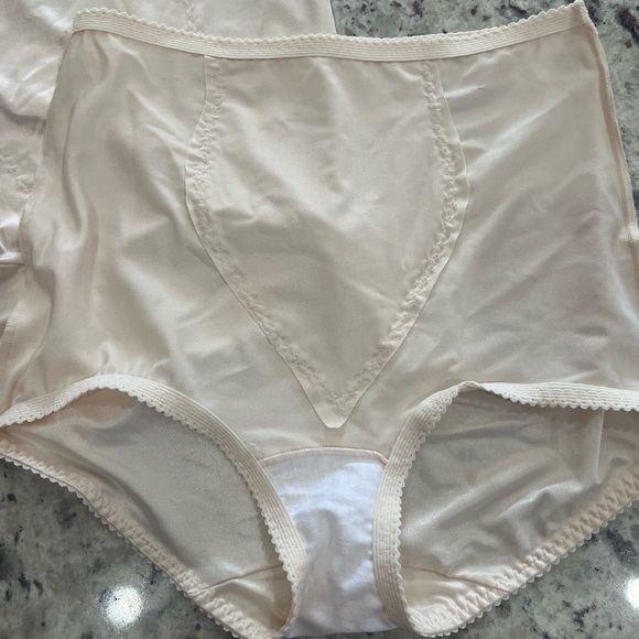 Hanes 0700 Shaper Brief 3-Pair Women's Light Control Shapewear Tummy Panel Large - Picture 2 of 6